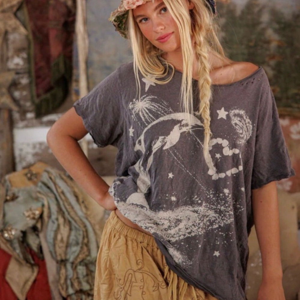 Magnolia Pearl Sky Dolphin Tee in Ozzy color - Picture 5 of 11